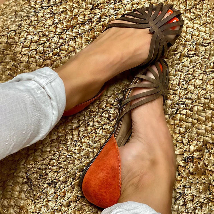 SANDALIAS CALADAS CON DETALLE BICOLOR