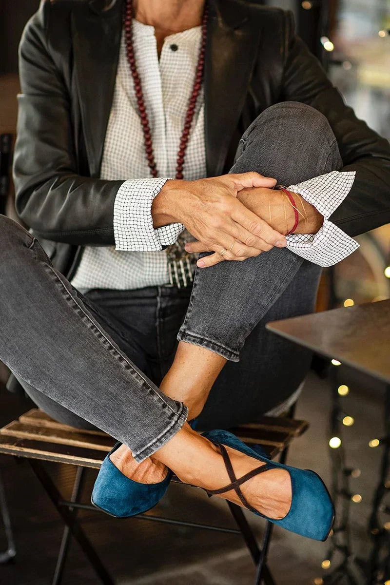 DECOLLETE CON CINTURÓN CRUZADO