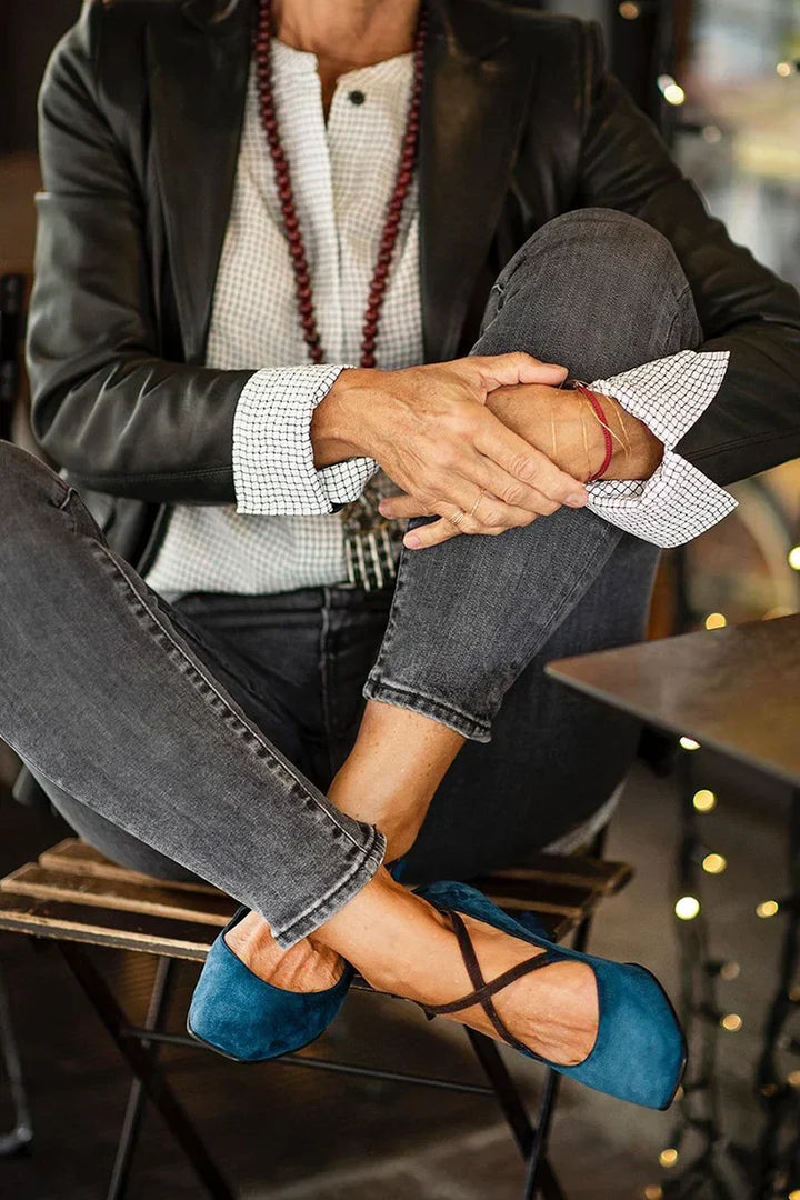 DECOLLETE CON CINTURÓN CRUZADO